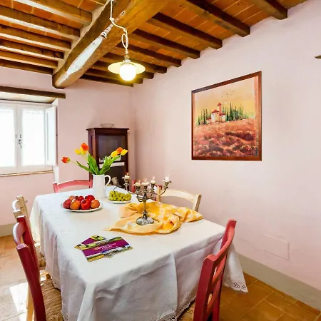 Locazione Turistica Il Torreone Vakantiehuis *